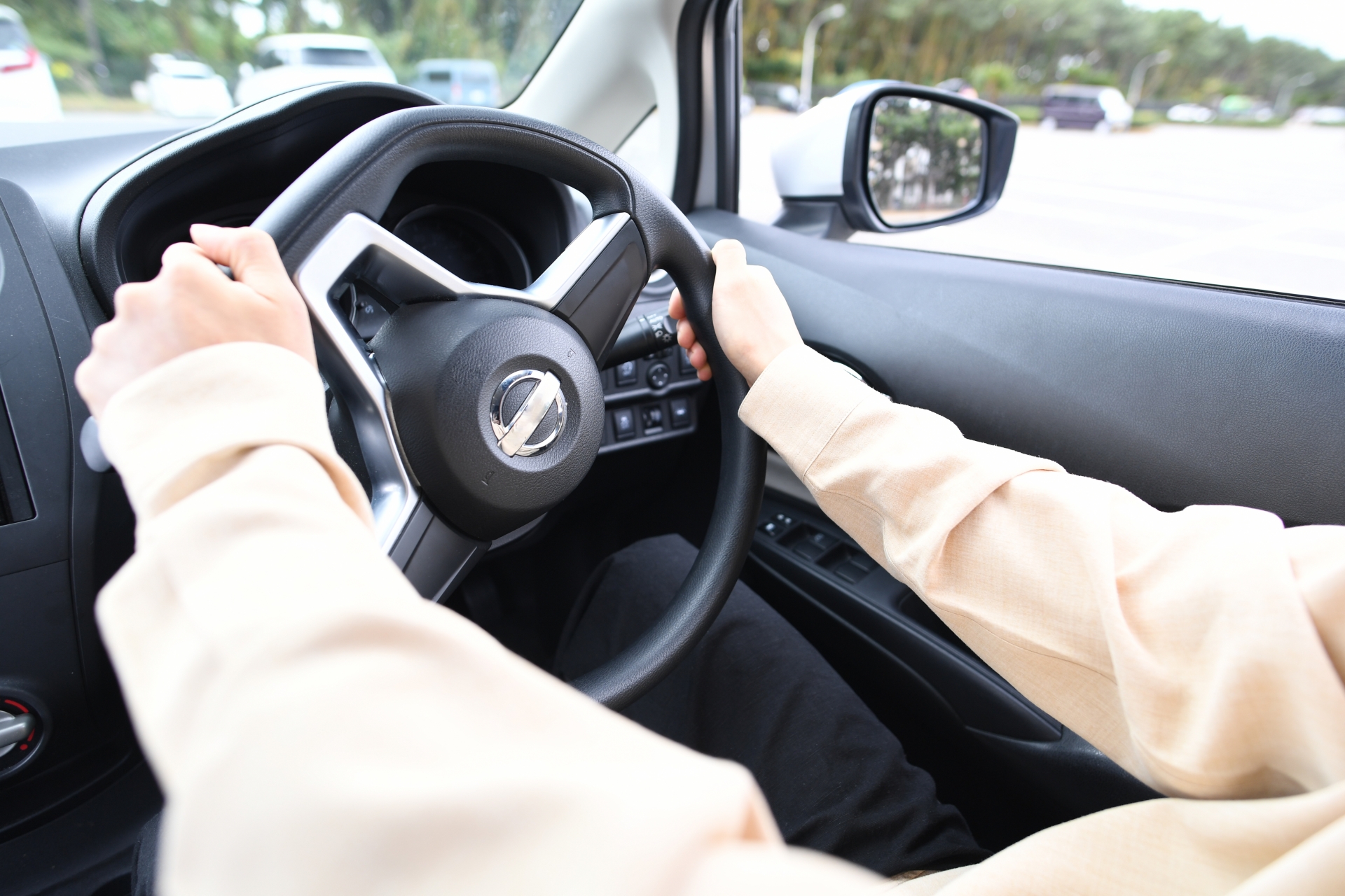 車のハンドルを握る男性の画像